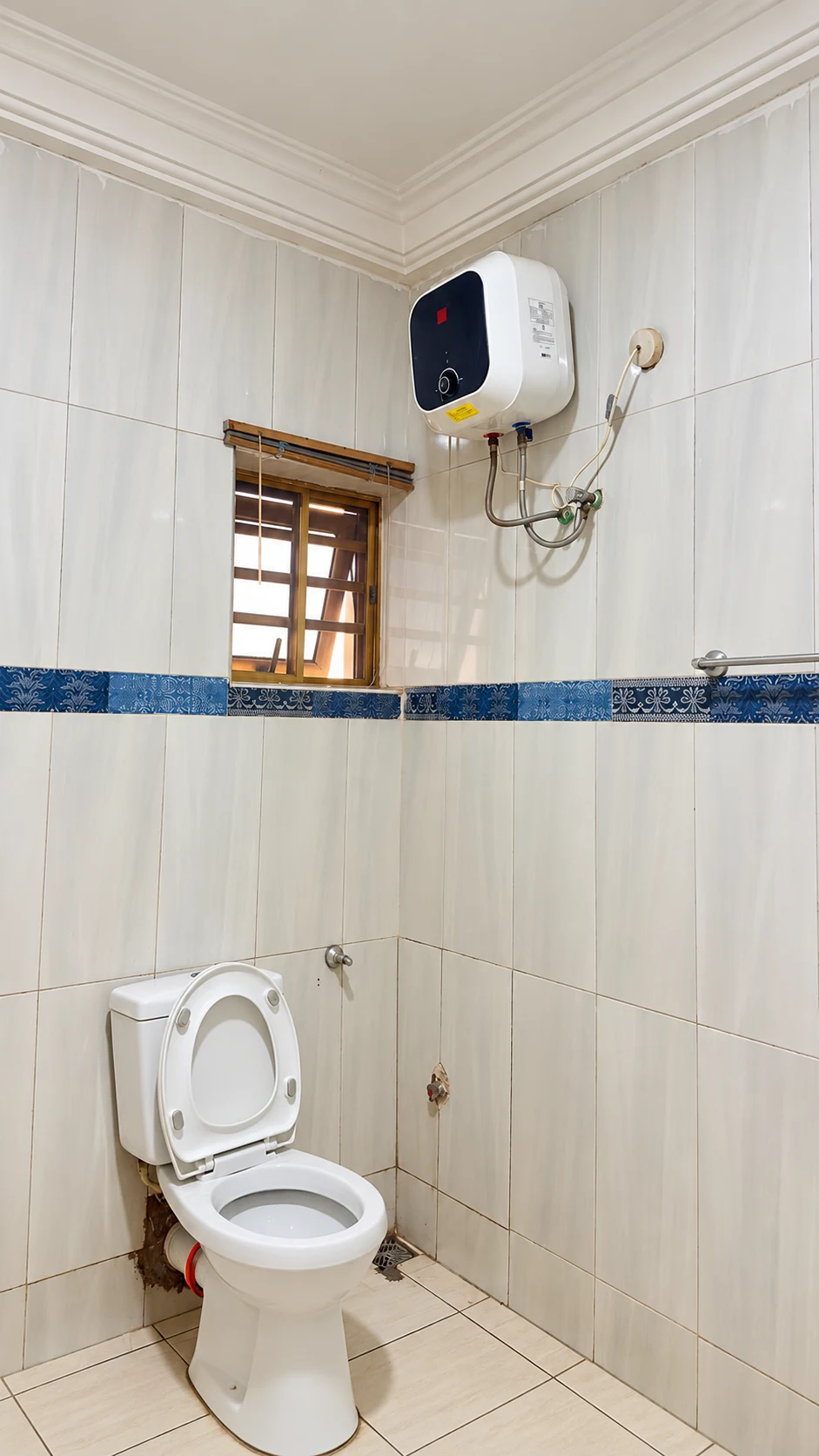 Executive Room white tiled en-suite bathroom