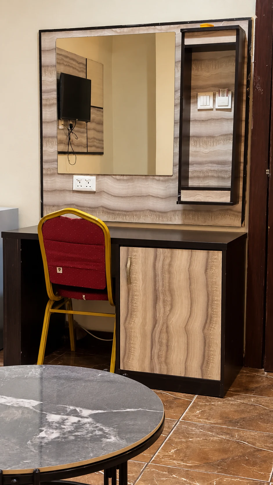 Executive Room work desk, mirror and coffee table