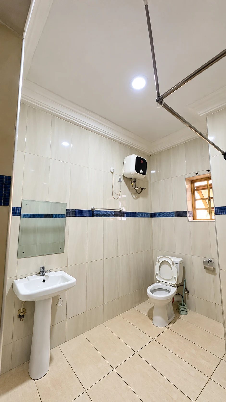 Suite Room white tiled en-suite bathroom